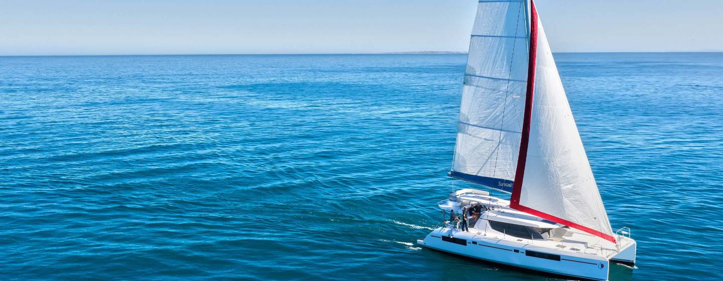 sunsail-454l-catamaran-under-sail-2400x1350-web